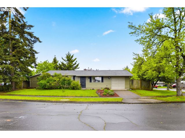 823 W QUINALT St, Springfield, OR 97477