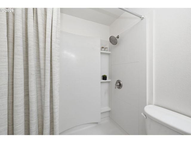 823 W QUINALT St, Springfield, OR 97477