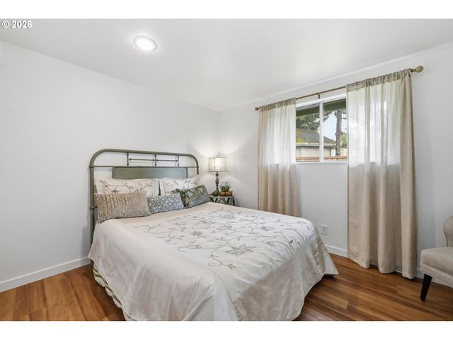 823 W QUINALT St, Springfield, OR 97477