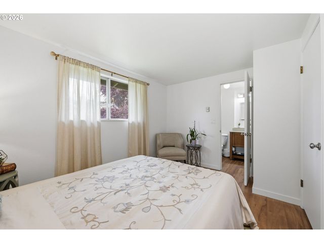 823 W QUINALT St, Springfield, OR 97477