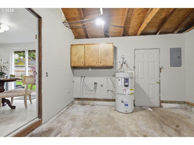 823 W QUINALT St, Springfield, OR 97477