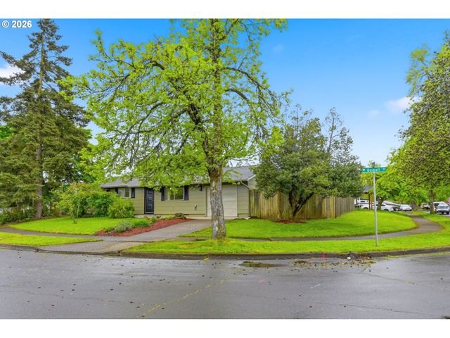 823 W QUINALT St, Springfield, OR 97477