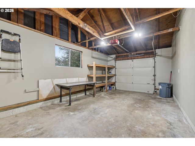 823 W QUINALT St, Springfield, OR 97477