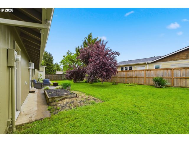 823 W QUINALT St, Springfield, OR 97477