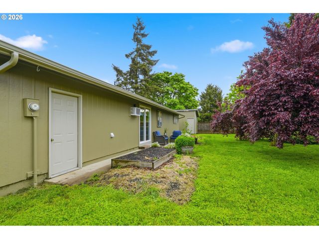 823 W QUINALT St, Springfield, OR 97477