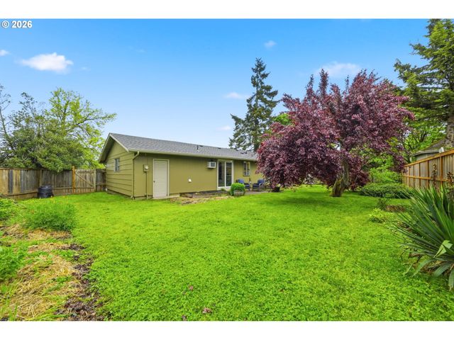 823 W QUINALT St, Springfield, OR 97477