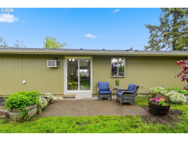 823 W QUINALT St, Springfield, OR 97477
