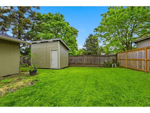 823 W QUINALT St, Springfield, OR 97477