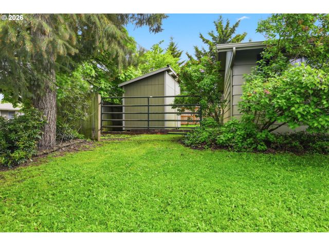 823 W QUINALT St, Springfield, OR 97477