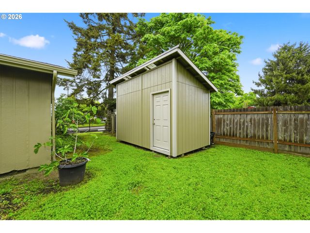 823 W QUINALT St, Springfield, OR 97477