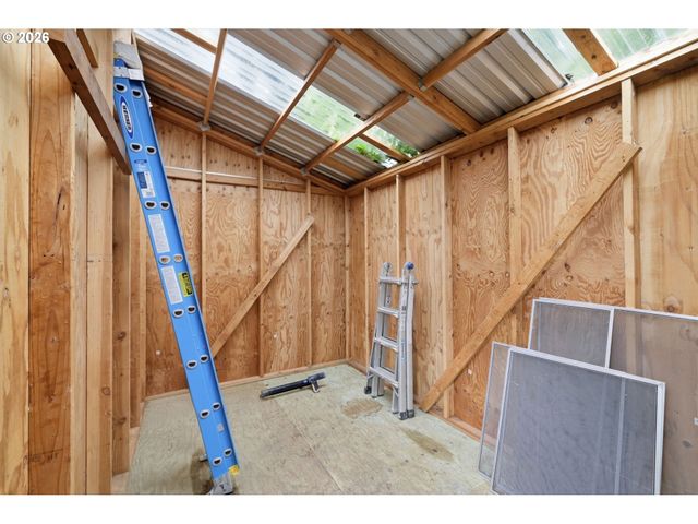 823 W QUINALT St, Springfield, OR 97477