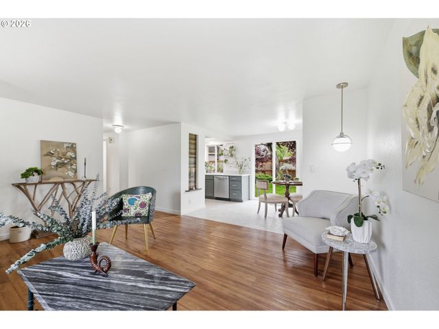 823 W QUINALT St, Springfield, OR 97477