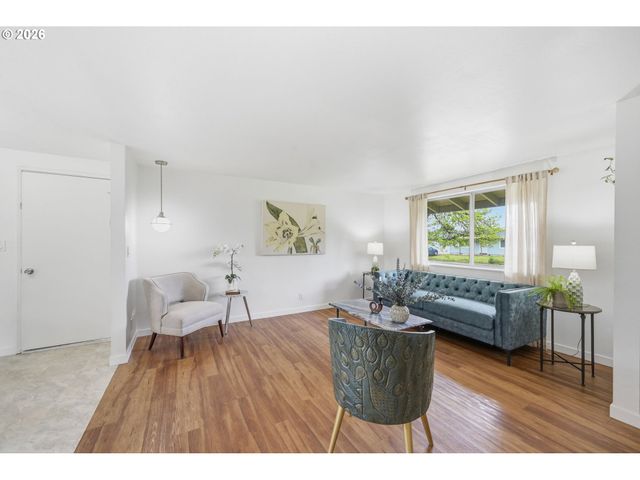 823 W QUINALT St, Springfield, OR 97477