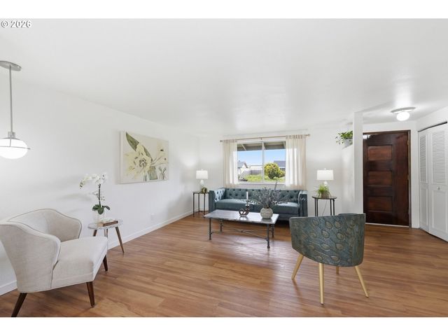 823 W QUINALT St, Springfield, OR 97477