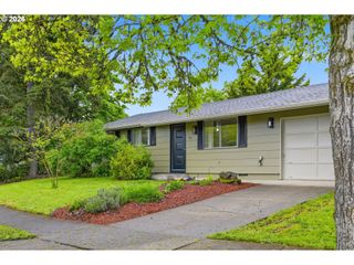 823 W QUINALT St, Springfield, OR 97477