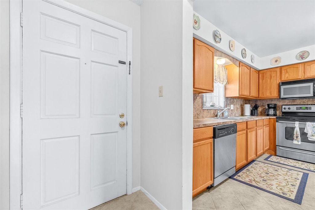 Image 8 of property listing at 1706 BELLEAIR FOREST DRIVE 336, Belleair, FL 33756