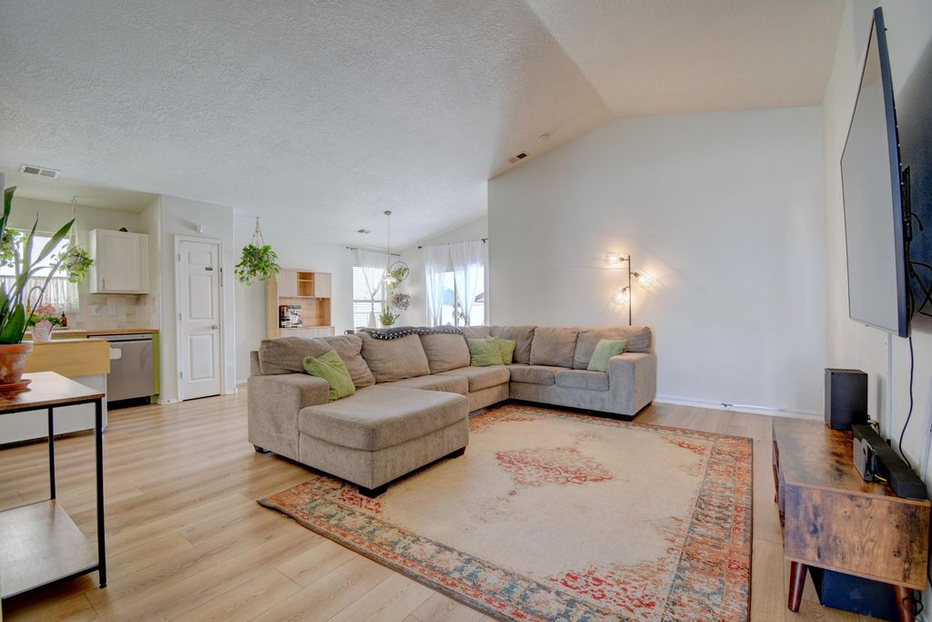 Image 2 of property listing at 2109 Margarita Drive SE, Rio Rancho, NM 87124