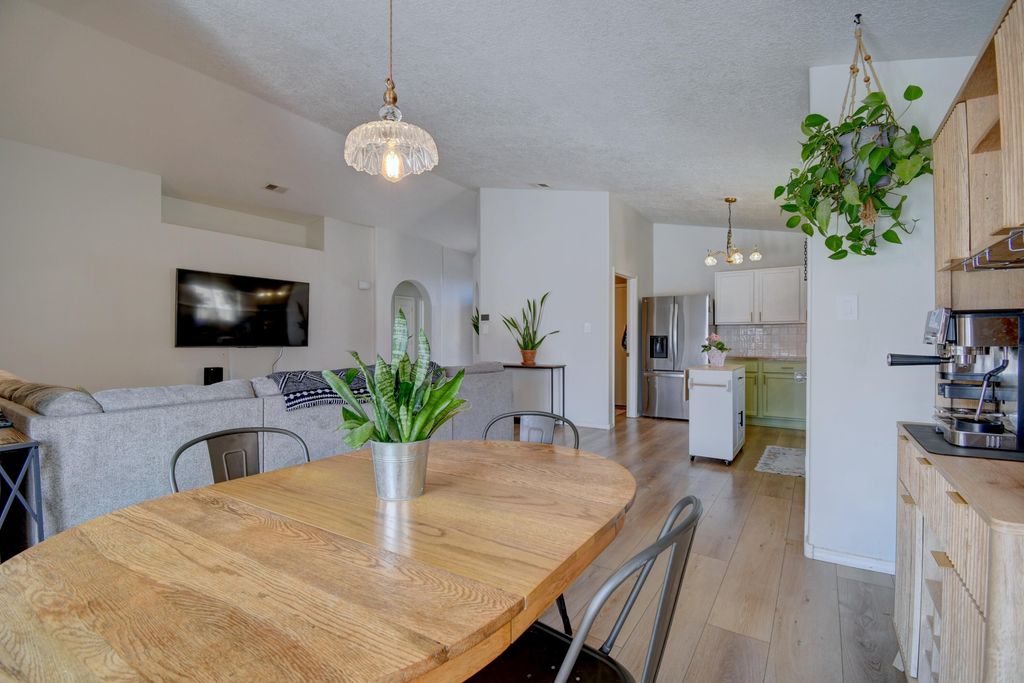 Image 3 of property listing at 2109 Margarita Drive SE, Rio Rancho, NM 87124