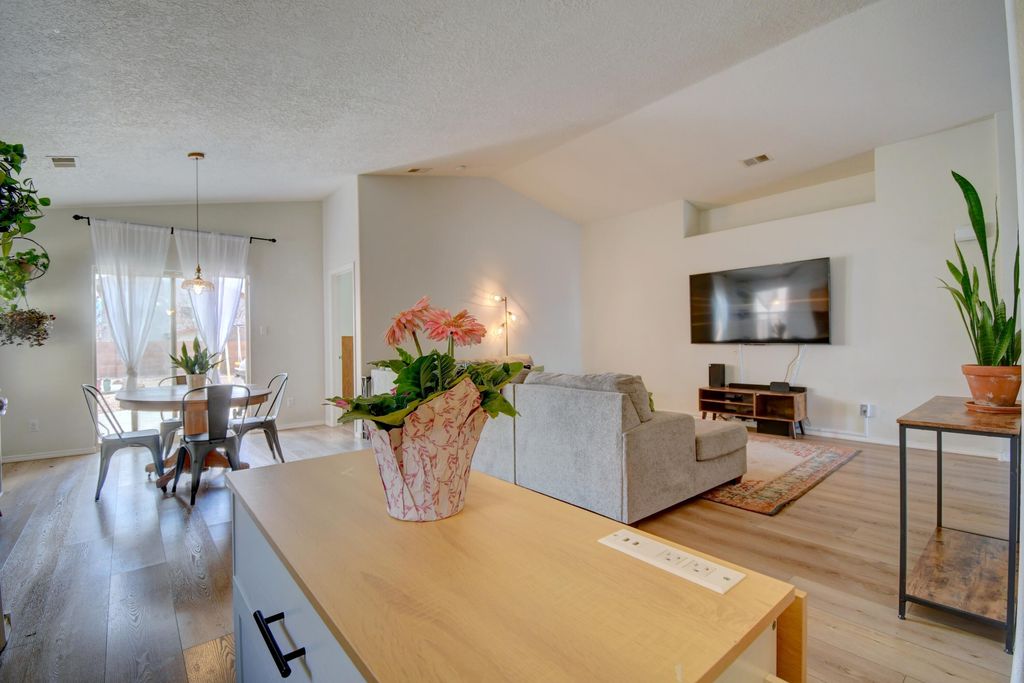 Image 4 of property listing at 2109 Margarita Drive SE, Rio Rancho, NM 87124