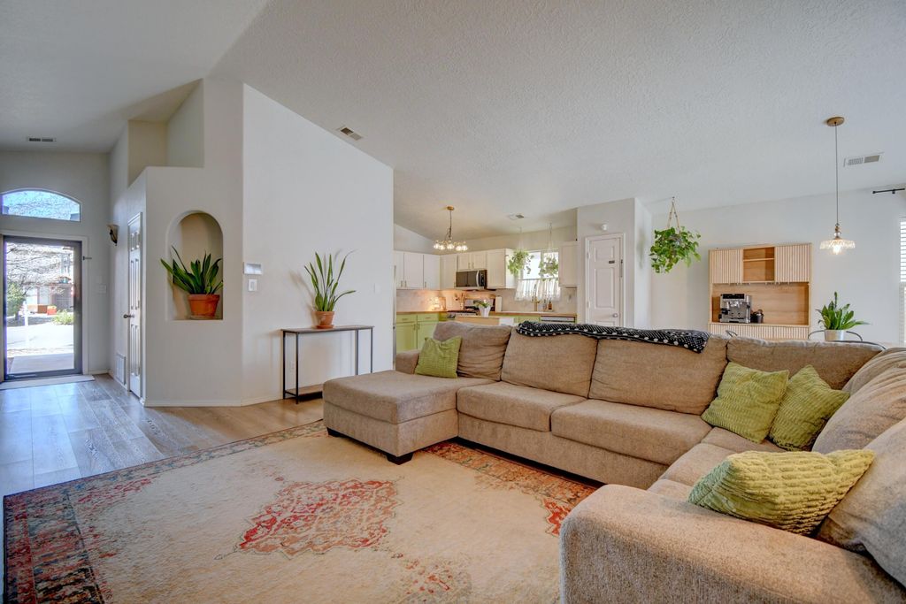 Image 5 of property listing at 2109 Margarita Drive SE, Rio Rancho, NM 87124