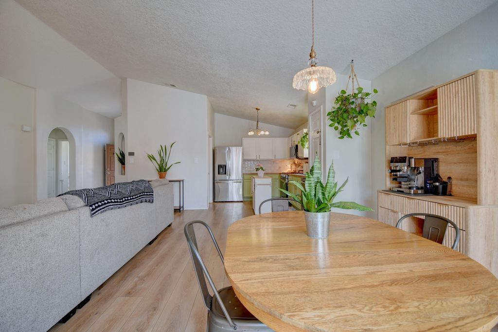 Image 6 of property listing at 2109 Margarita Drive SE, Rio Rancho, NM 87124