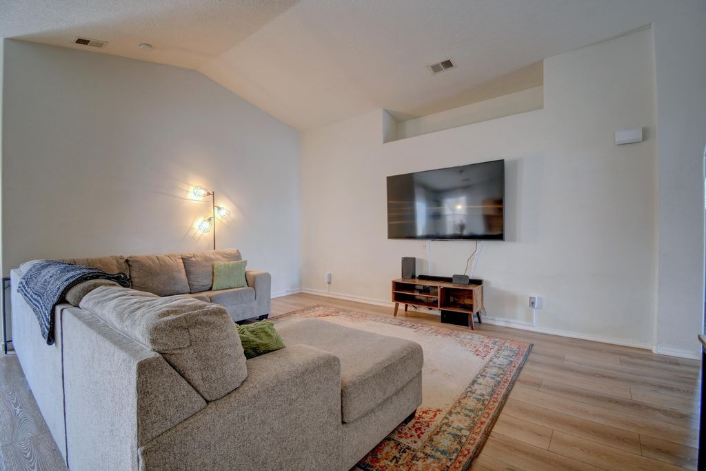 Image 7 of property listing at 2109 Margarita Drive SE, Rio Rancho, NM 87124