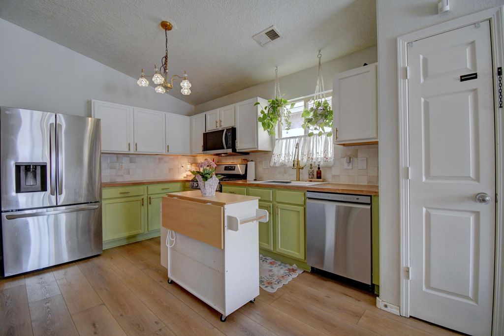 Image 8 of property listing at 2109 Margarita Drive SE, Rio Rancho, NM 87124