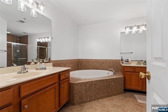 162 Blue Heron Drive, Secaucus, NJ 07094