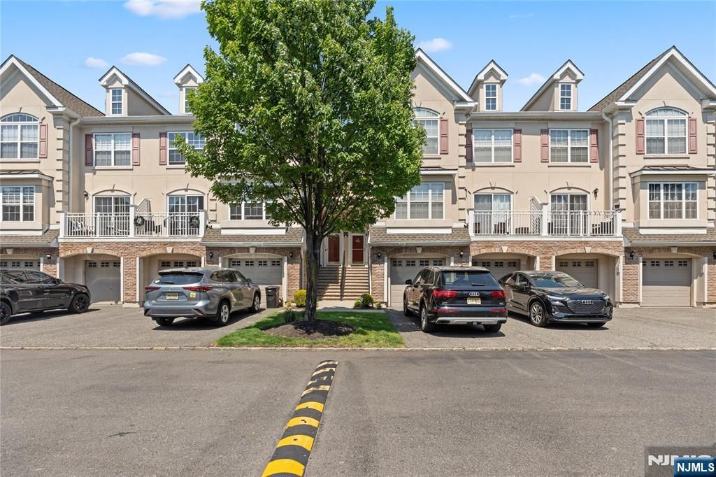 162 Blue Heron Drive, Secaucus, NJ 07094