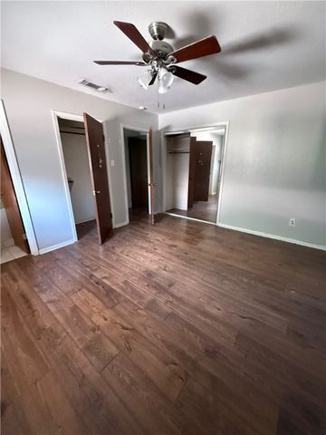 214 Sabine St, Portland, TX 78374