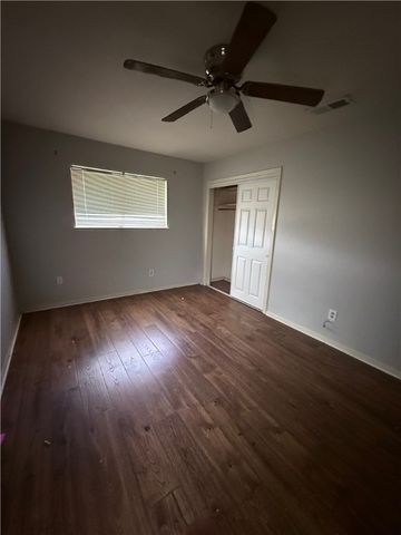 214 Sabine St, Portland, TX 78374