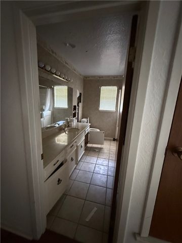 214 Sabine St, Portland, TX 78374