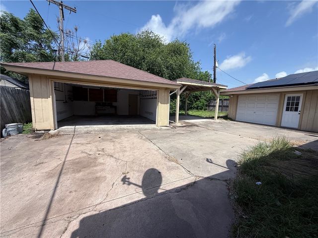 214 Sabine St, Portland, TX 78374
