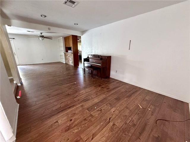 214 Sabine St, Portland, TX 78374