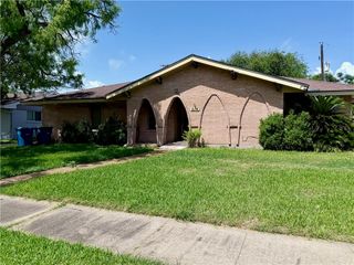 214 Sabine St, Portland, TX 78374