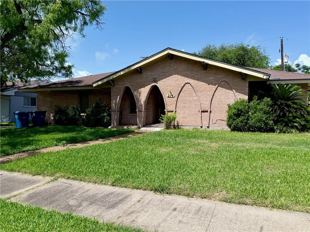 214 Sabine St, Portland, TX 78374
