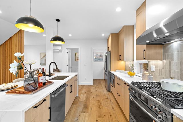 6547 11th Avenue NW, Seattle, WA 98117