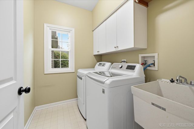 39W832 Carl Sandburg Road, St. Charles, IL 60175