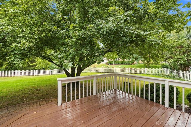 39W832 Carl Sandburg Road, St. Charles, IL 60175