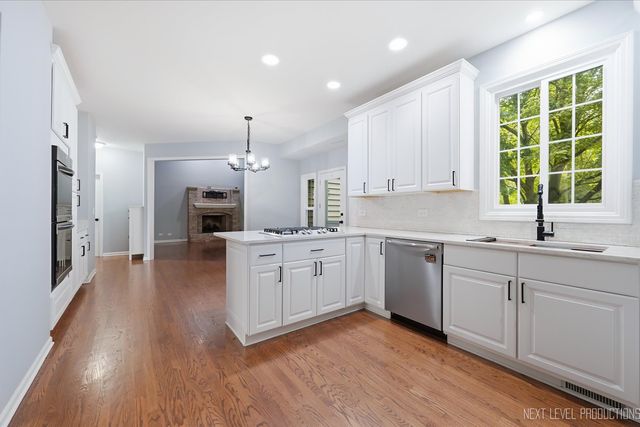 39W832 Carl Sandburg Road, St. Charles, IL 60175