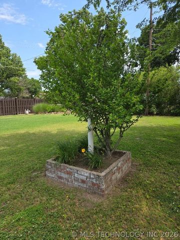 112 Circle Drive, Checotah, OK 74426