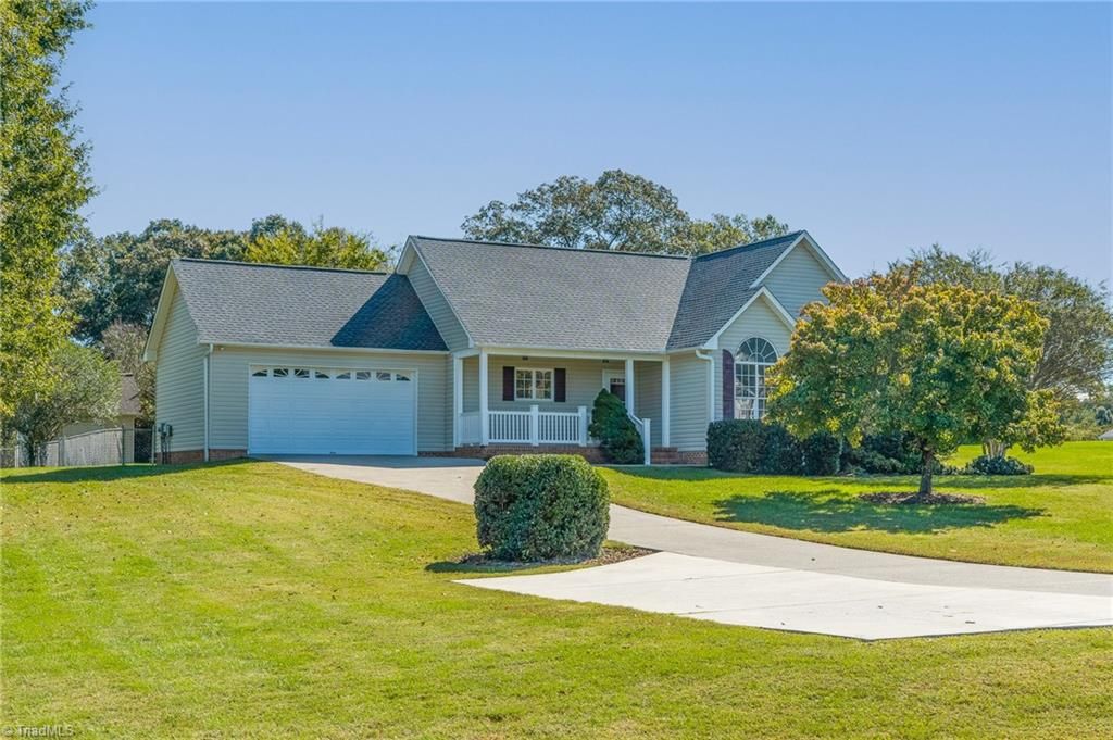 176 Fallingcreek Drive, Advance, NC 27006