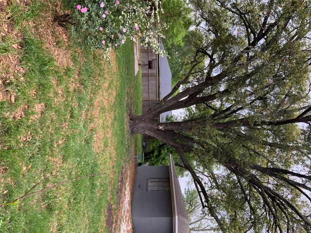 325 E Industry ST, Giddings, TX 78942