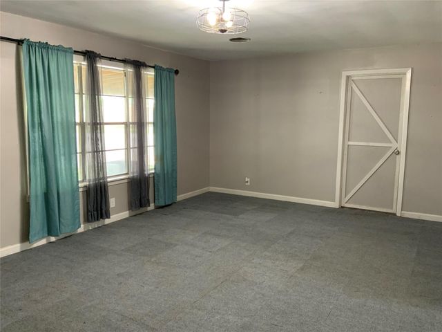 325 E Industry ST, Giddings, TX 78942