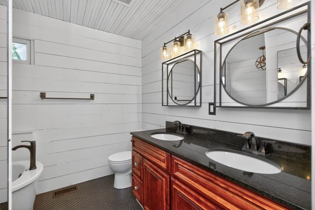 6565 Center Street, West Des Moines, IA 50266