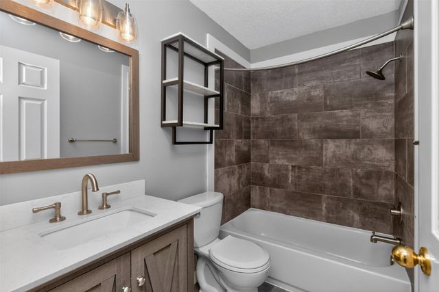 6565 Center Street, West Des Moines, IA 50266