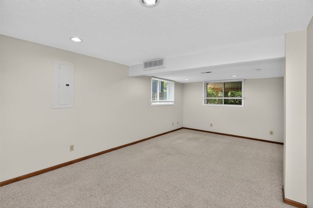 6565 Center Street, West Des Moines, IA 50266