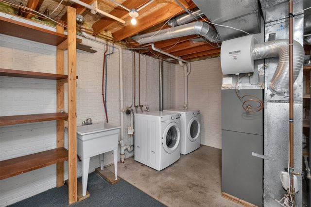 6565 Center Street, West Des Moines, IA 50266