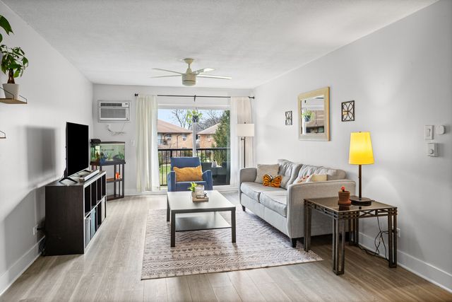 836 E Old Willow Road 209, Prospect Heights, IL 60070