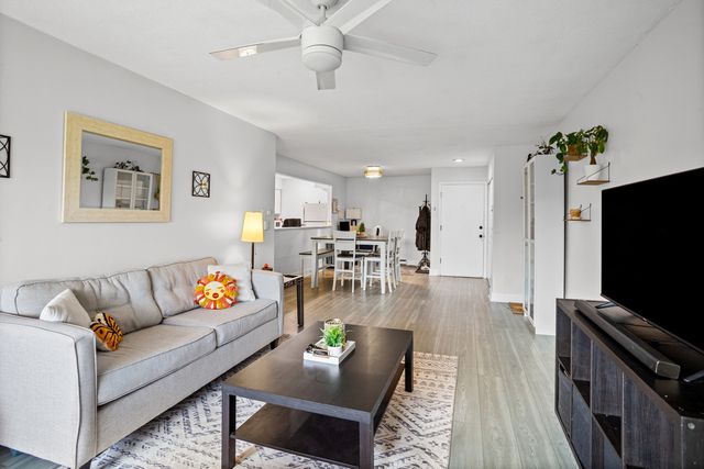 836 E Old Willow Road 209, Prospect Heights, IL 60070